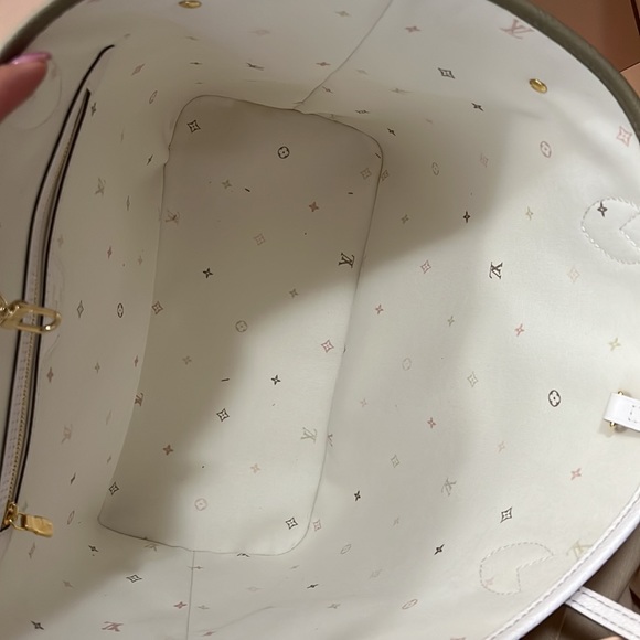 Louis Vuitton - Picture 3 of 7